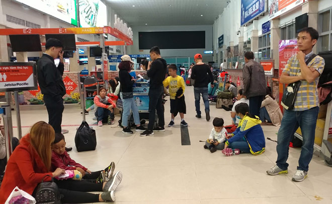 Nghìn người hành xác ở sân bay Tân Sơn Nhất rạng sáng 27 Tết